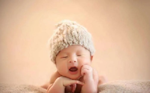寶寶打嗝不止很難受？用這6個小妙招輕松解決