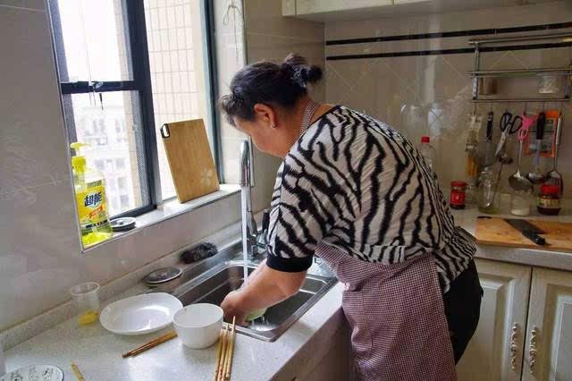 家政阿姨在雇主家飯都吃不飽？